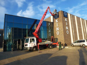Professionelle Montage von Fassadenwerbung am UCI Kino Nordhorn: 3D-Leuchtbuchstaben & LED-Logos für maximale Sichtbarkeit. Jetzt Kontakt aufnehmen