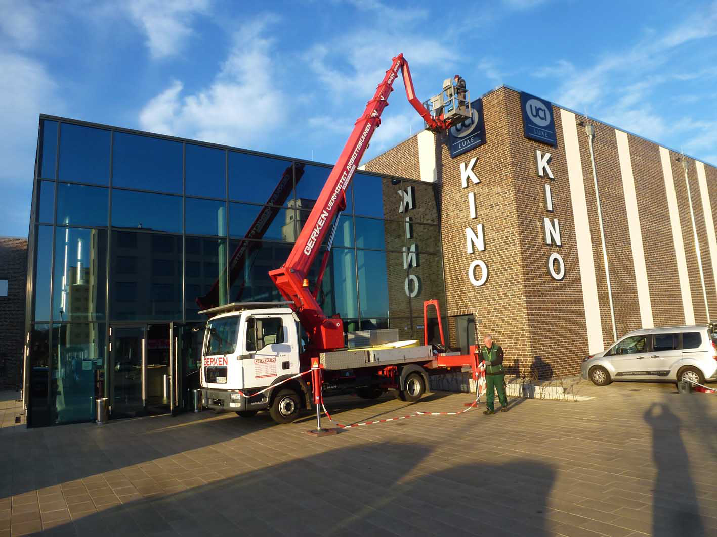 Professionelle Montage von Fassadenwerbung am UCI Kino Nordhorn: 3D-Leuchtbuchstaben & LED-Logos für maximale Sichtbarkeit. Jetzt Kontakt aufnehmen