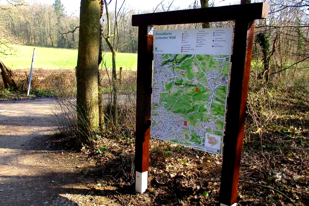 Beschilderung und Wegweiser in Bergisch Gladbach, gefertigt und montiert von Werbetechnik Poetsch