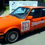 BMW im Jägermeister Motorsportdesign mit Fahrzeugbeschriftung von Werbetechnik Poetsch