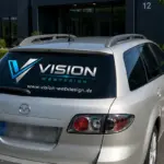 Heckscheibenbeschriftung mit Vision Webdesign Logo auf Mazda 6, umgesetzt von Werbetechnik Poetsch