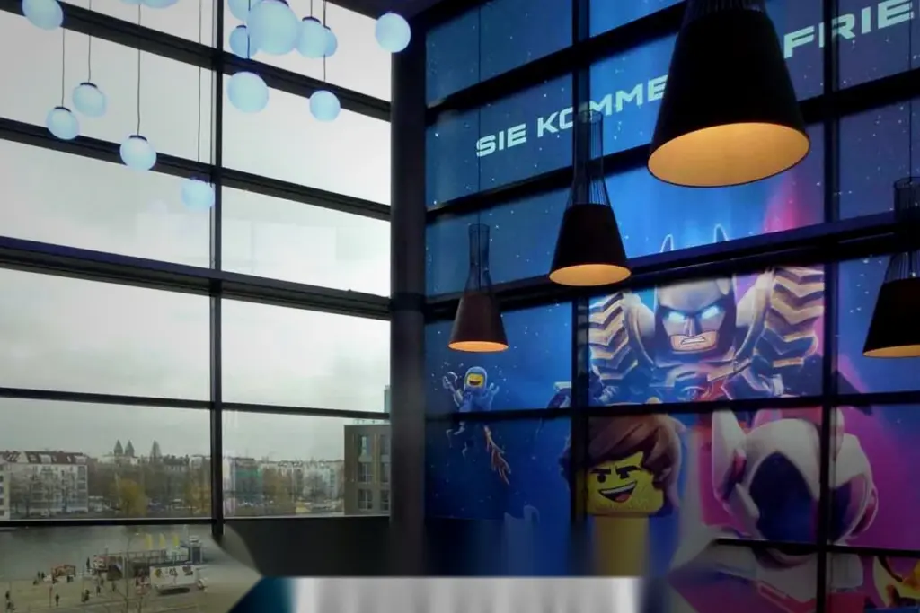 Werbegrafik auf Glasflächen in der UCI Mercedes Benz Arena Berlin, hergestellt und montiert von Werbetechnik Poetsch