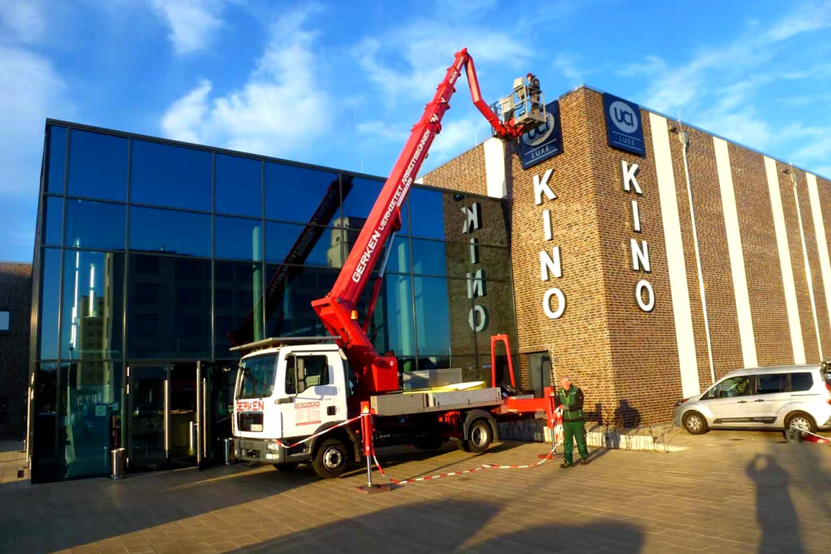 Montage von Leuchtwerbung am UCI Kino Nordhorn durch Werbetechnik Poetsch